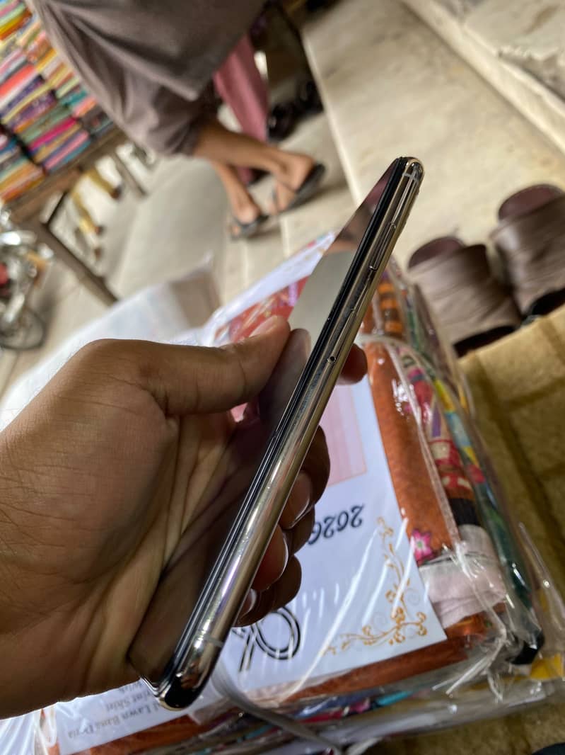 Apple iPhone XS Max 1