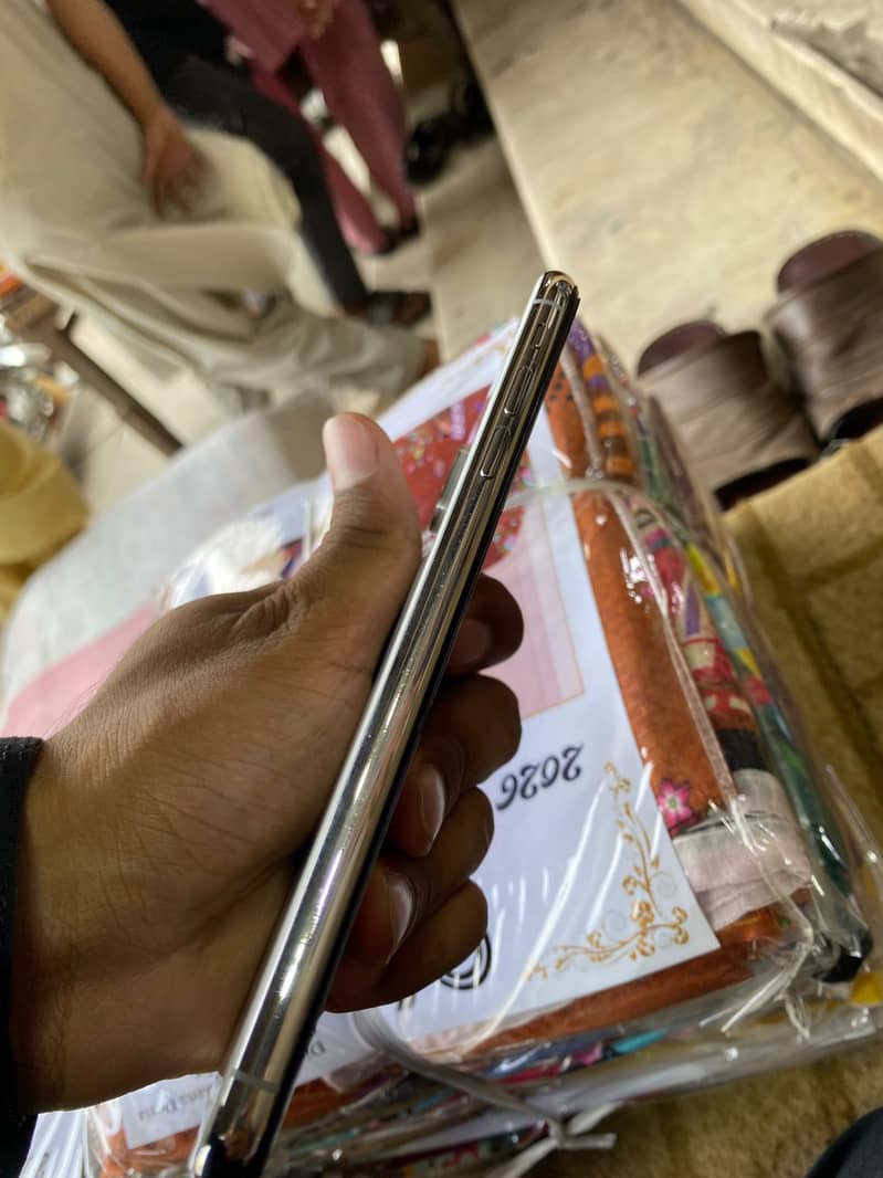Apple iPhone XS Max 3