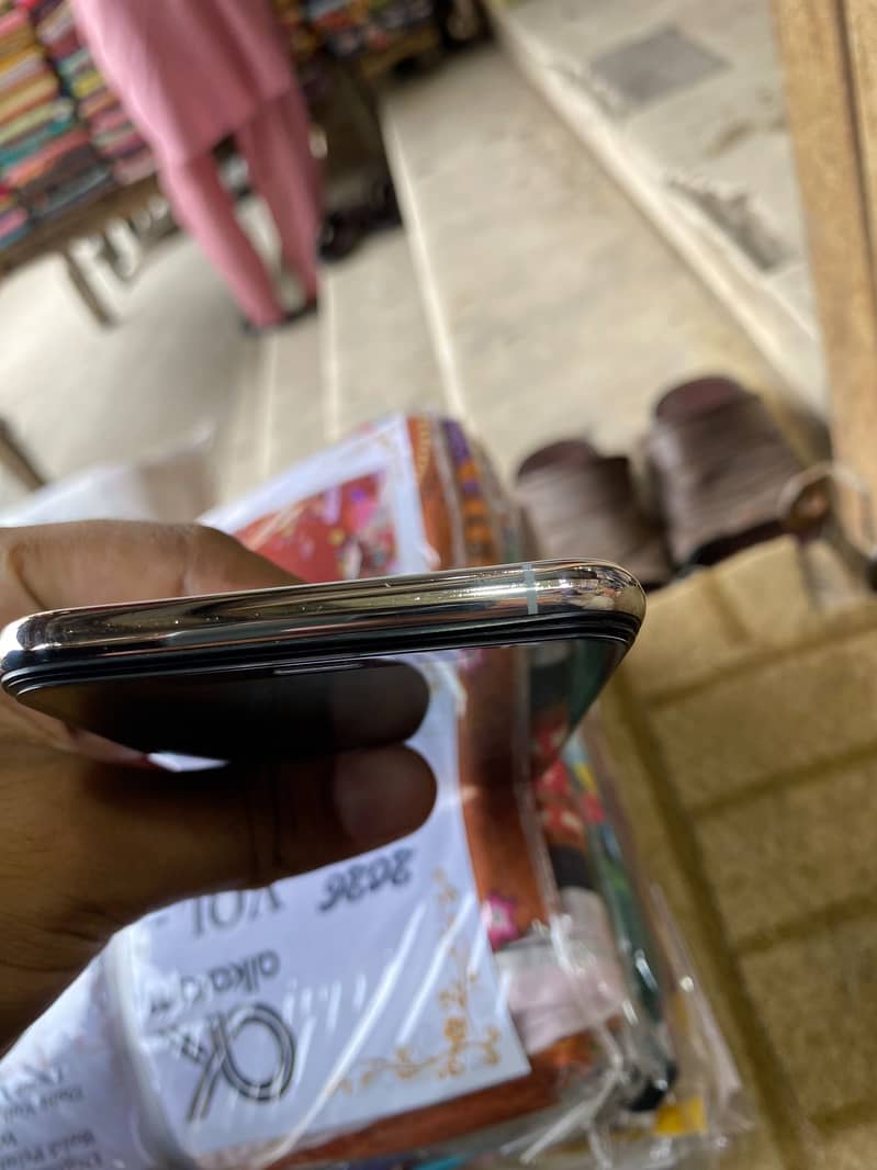Apple iPhone XS Max 5