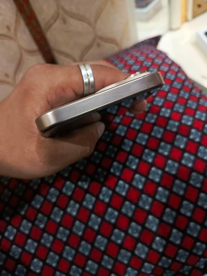 Apple iPhone 16 Pro Max 4