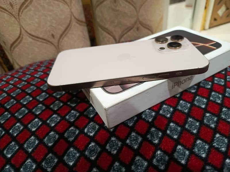 Apple iPhone 16 Pro Max 5
