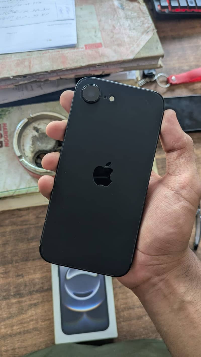 Apple iPhone 16e 1