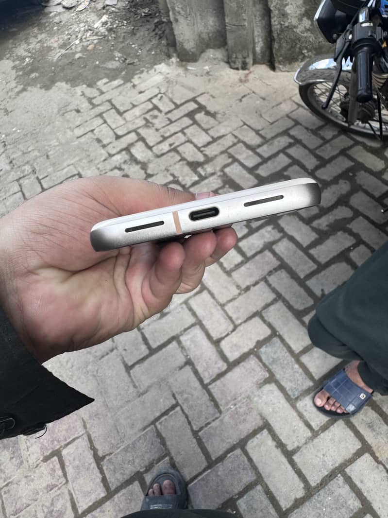 Google Pixel 8 3