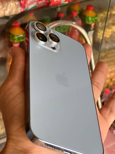 I phone 13 pro max. (256gb)