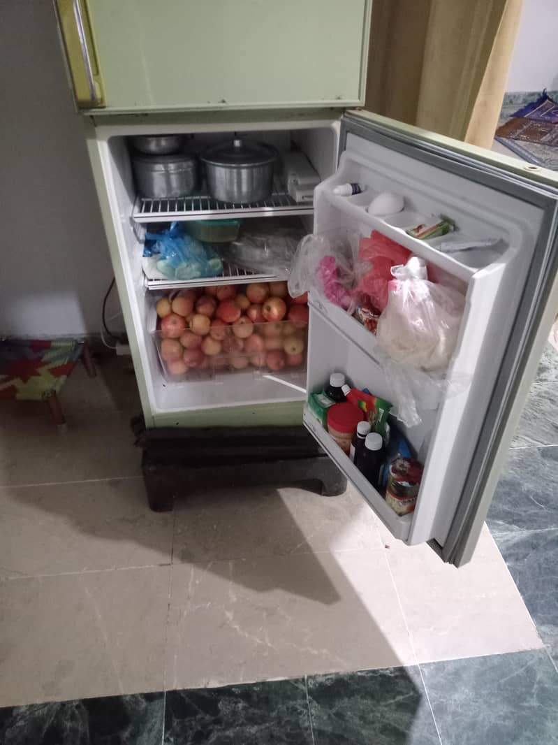 Medium Fridge Dawlance 4