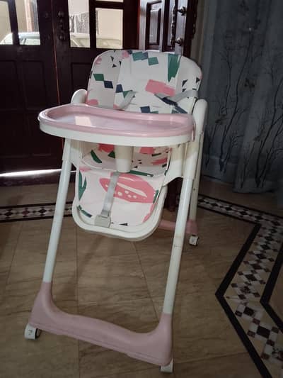 Baby high chair with tyer