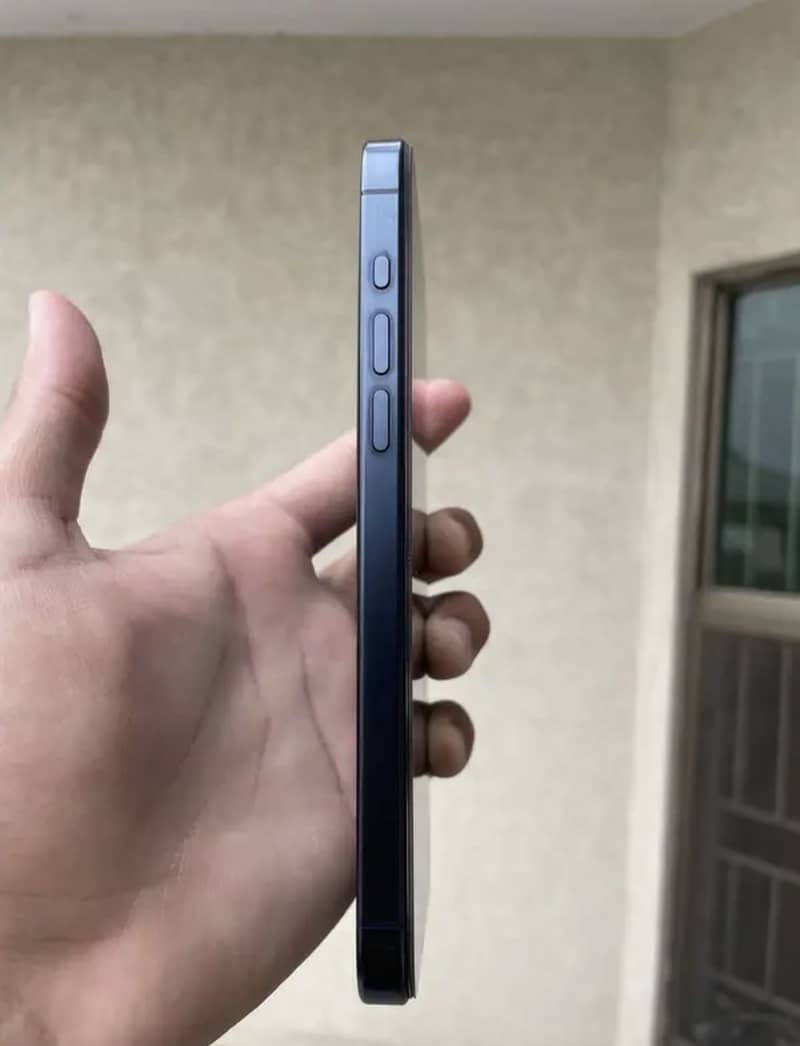 Apple iPhone 15 Pro Max 2
