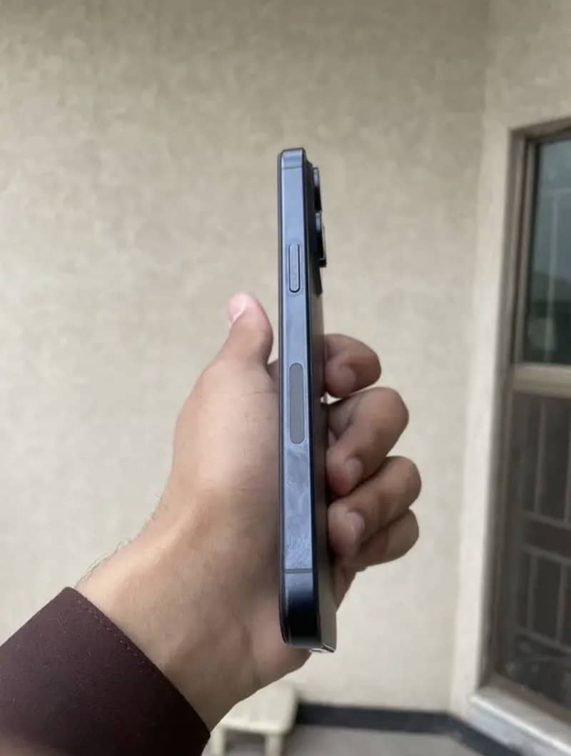 Apple iPhone 15 Pro Max 4