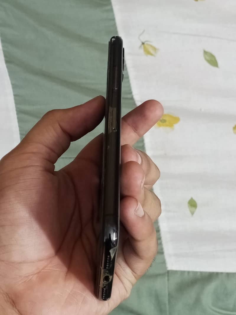 Apple iPhone X 4