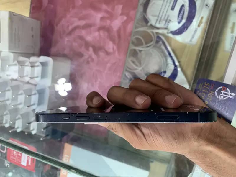 Apple iPhone 13 0