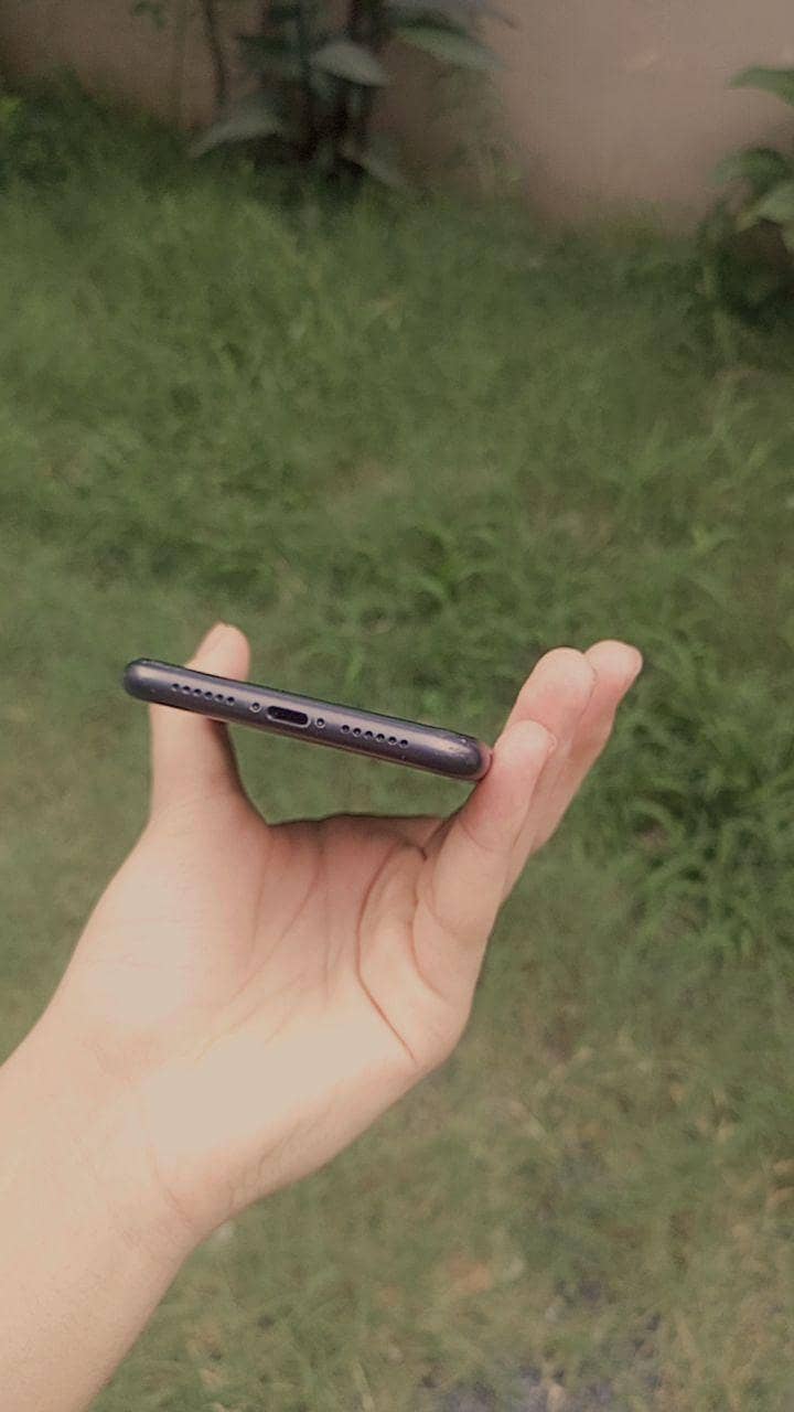 Apple iPhone 11 4