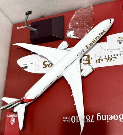 Emirates GeminiJets Boeing 787-10 Dreamliner 1:200 Scale for Sale.