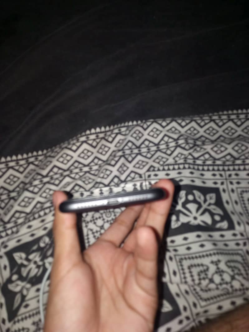 Apple iPhone 11 3