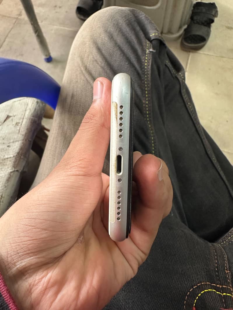 Apple iPhone 11 4