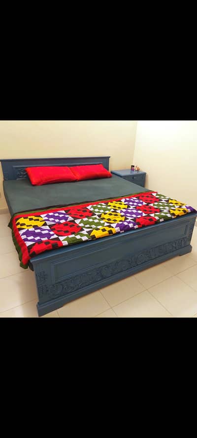 King size wooden bed 1 side table
