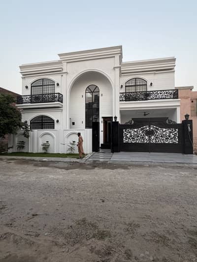 10 Marla Luxury Victorian White House Double Highted