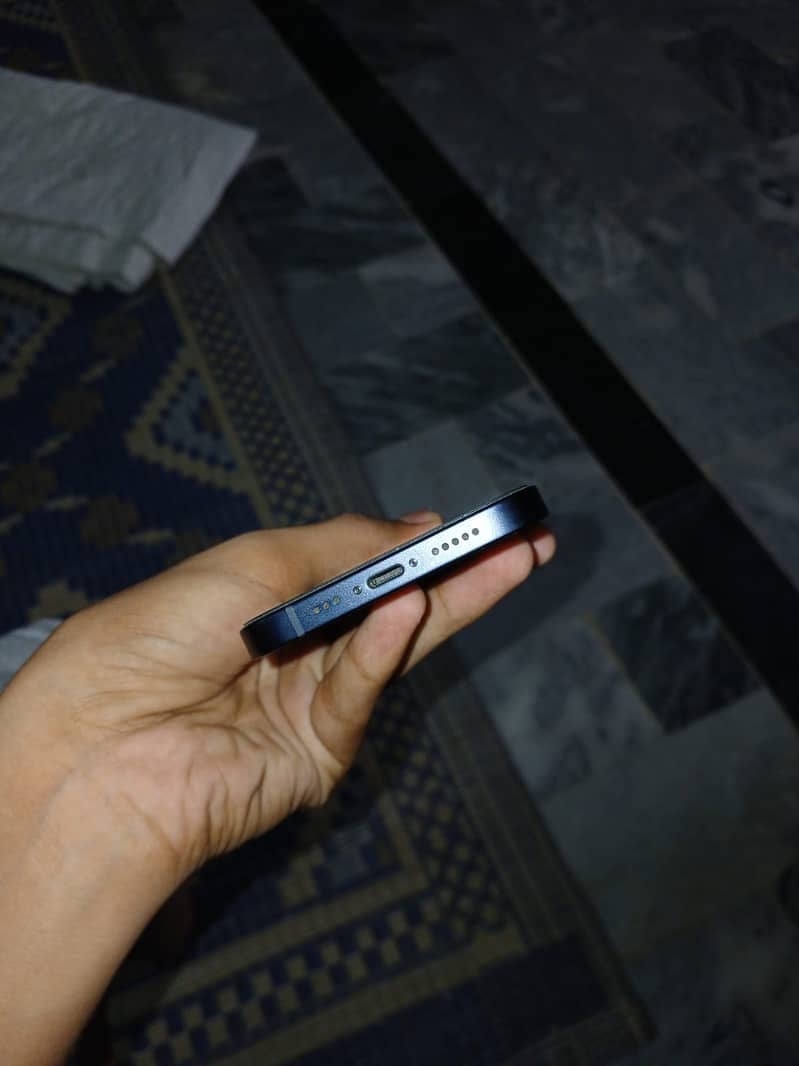 Apple iPhone 12 4