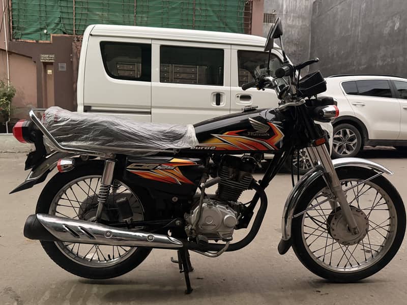 Motorcycle for sale, 2021 model, like-new condition. 0