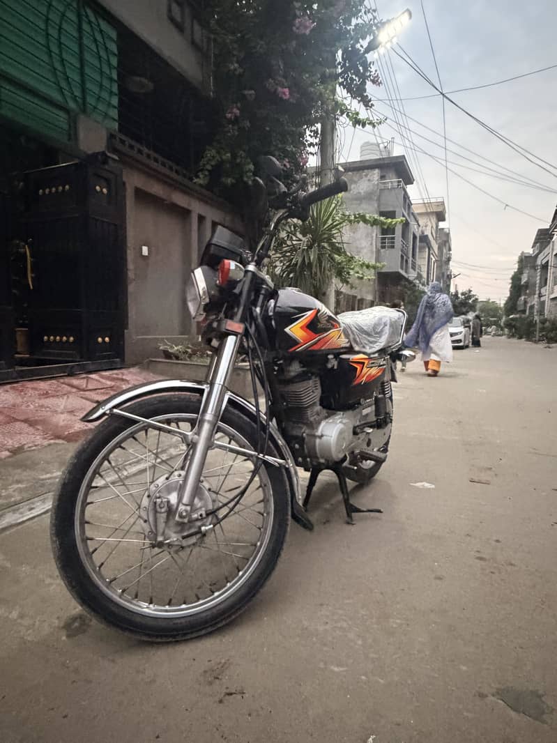 Motorcycle for sale, 2021 model, like-new condition. 1