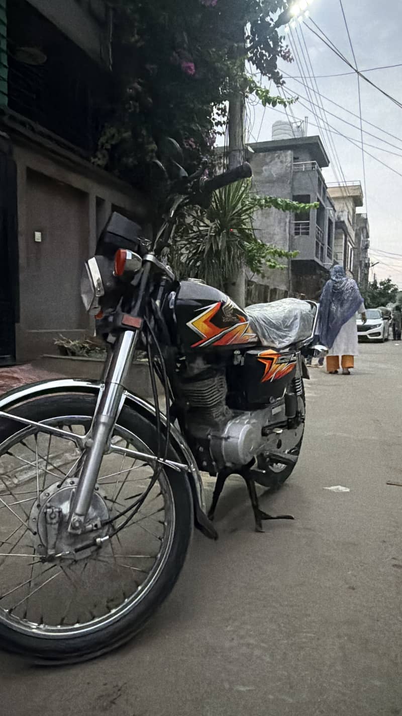 Motorcycle for sale, 2021 model, like-new condition. 2
