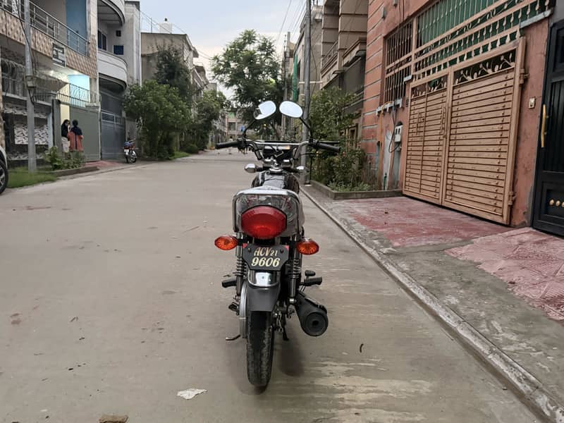 Motorcycle for sale, 2021 model, like-new condition. 3