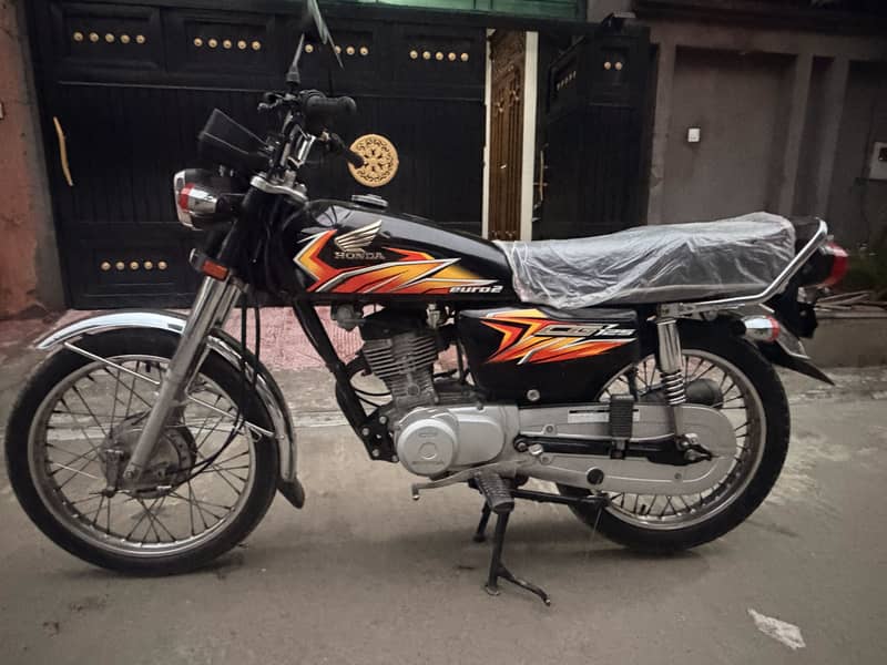 Motorcycle for sale, 2021 model, like-new condition. 4