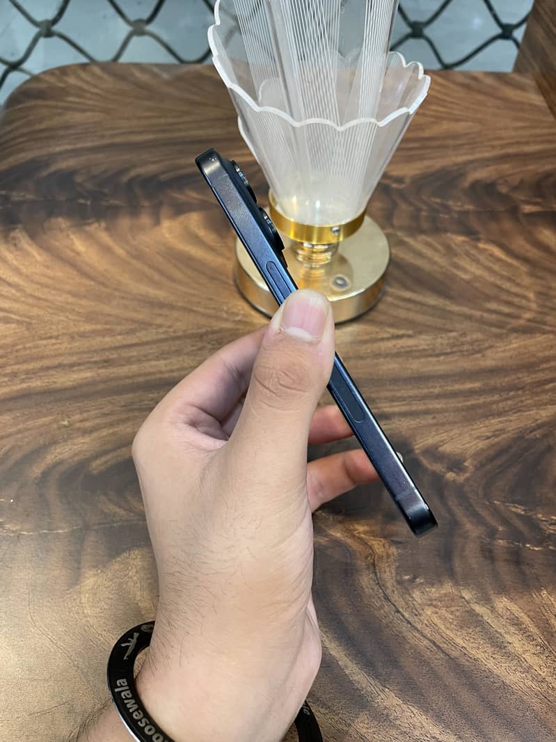 Apple iPhone 15 Pro 4