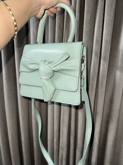Brand new Filly brand article : Flor hand bag original price is 2500