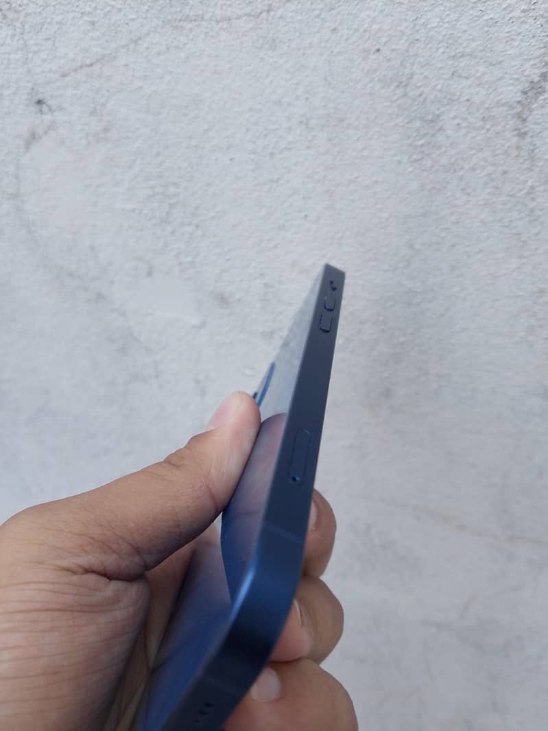 Apple iPhone 12 4
