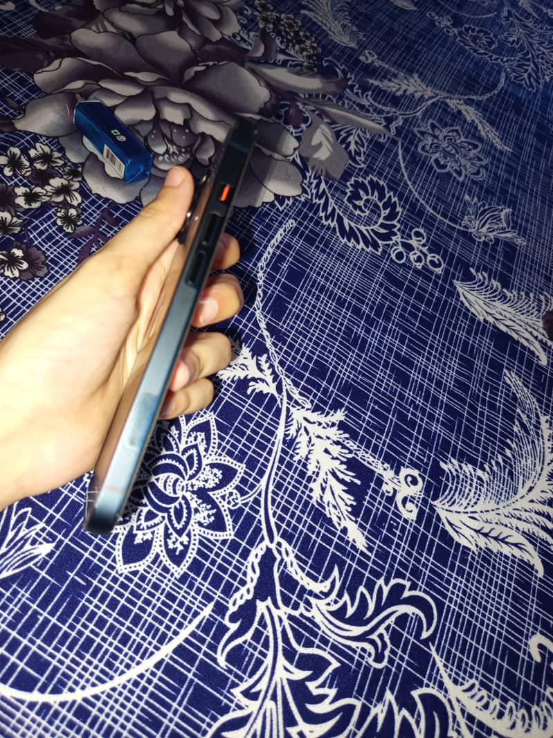 Apple iPhone 13 5
