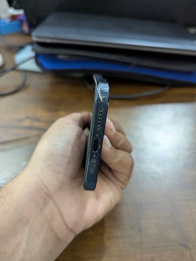 Apple iPhone 15 Pro Max 2
