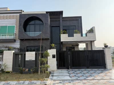 10 Marla Modern House Quality Construction Available For Sale !