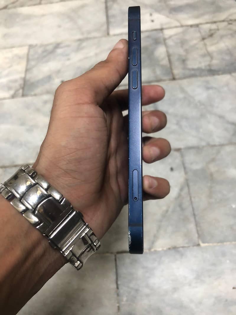 Apple iPhone 12 4