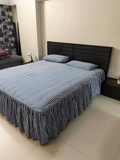 king size bed + 2 side tables