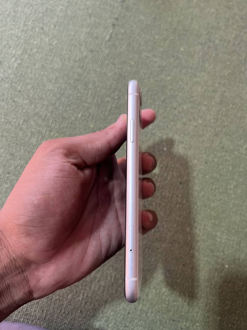 Apple iPhone 11 4