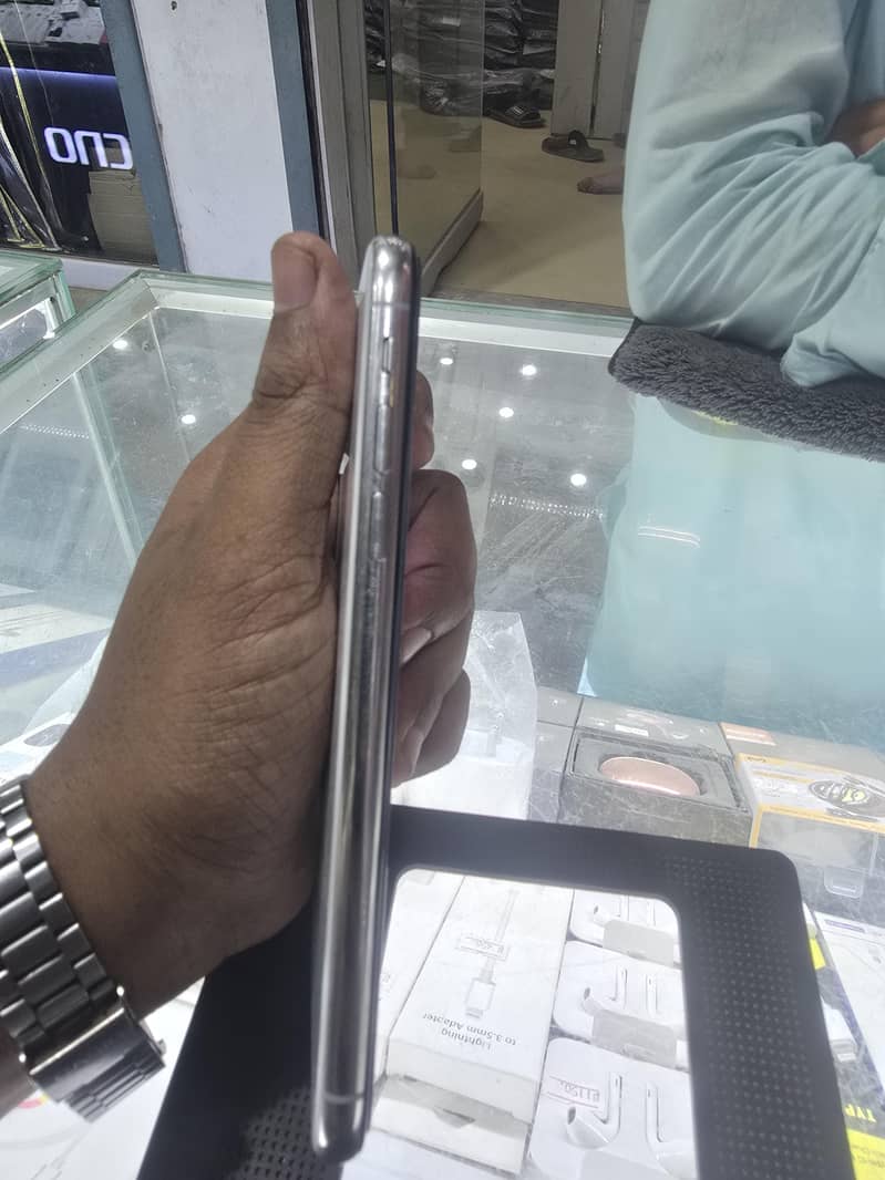 Apple iPhone X 5