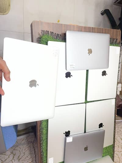 MacBook pro 2020 core i7 and core i5 13 inch display