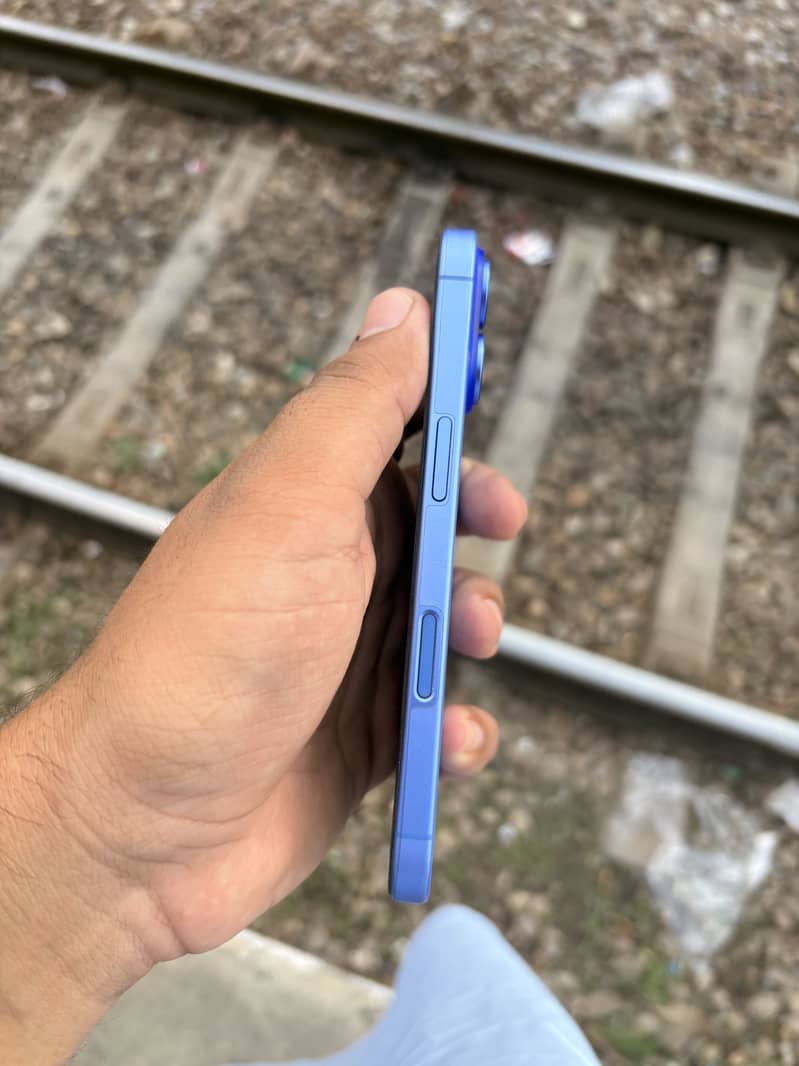 Apple iPhone 16 3