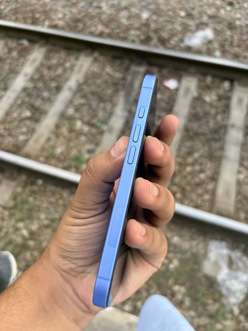 Apple iPhone 16 5