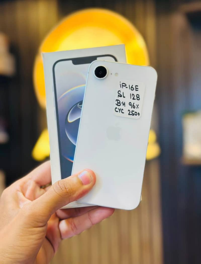 Apple iPhone 16e 0