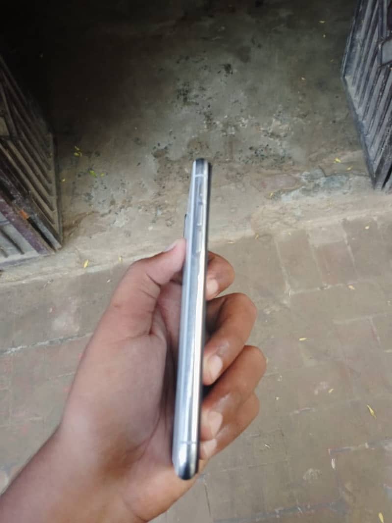 Apple iPhone X 4