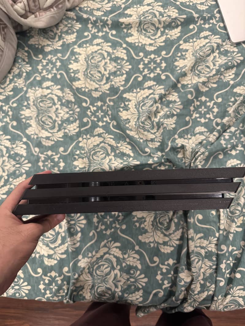 PS4 PRO 1TB | PRISTINE CONDITION 4