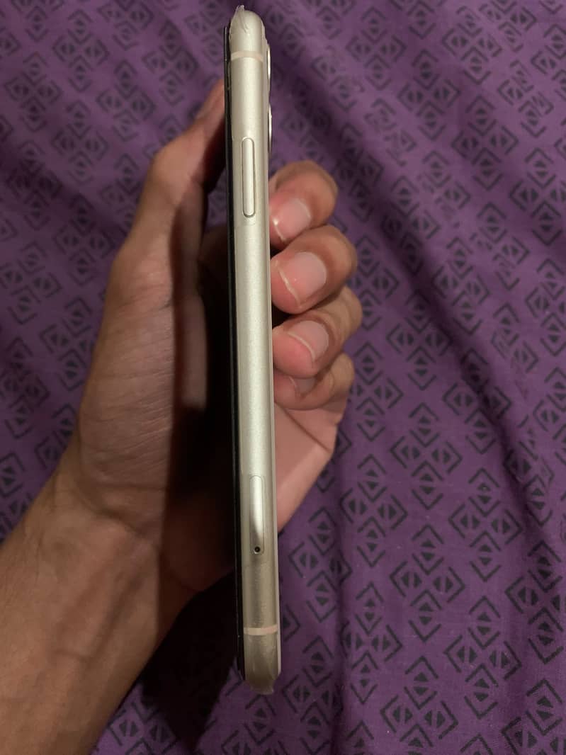 Apple iPhone 11 4