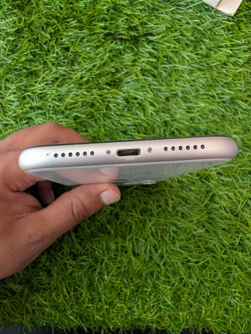 Apple iPhone 11 4