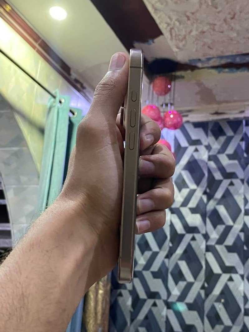 Apple iPhone 16 Pro 2