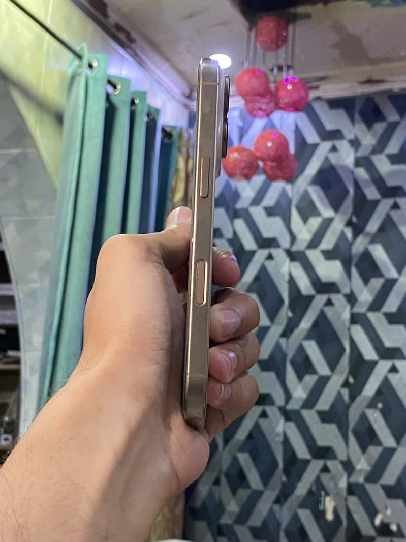 Apple iPhone 16 Pro 3