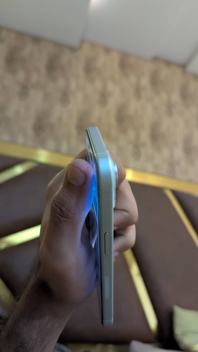Apple iPhone 15 4