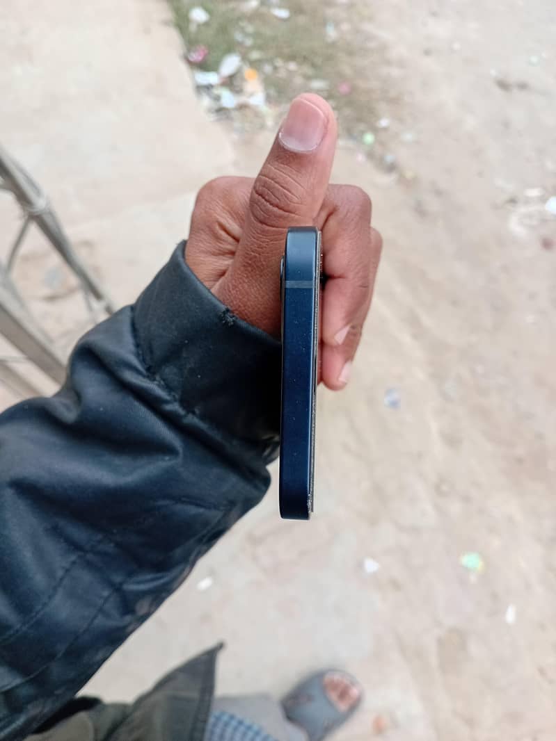 Apple iPhone 12 4