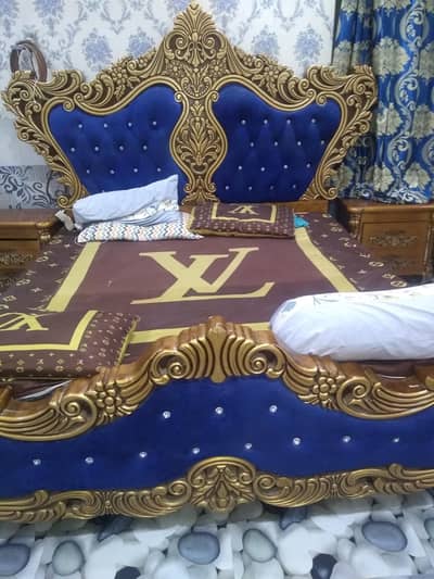 urgent selling my bed dressing n side tables