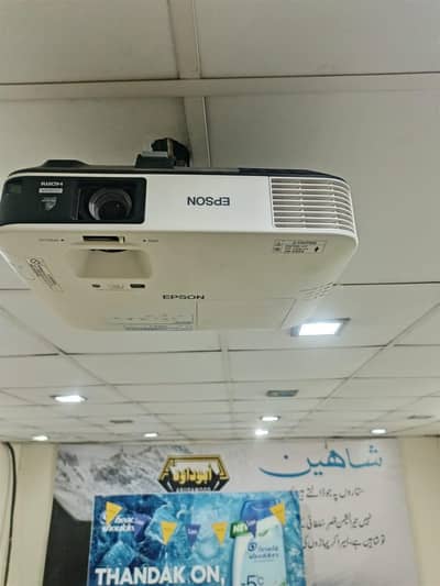 WE HAVE ALL KINDS OF PROJECTORS AVAILBLE IN DUBAI IMPORT 03152965654